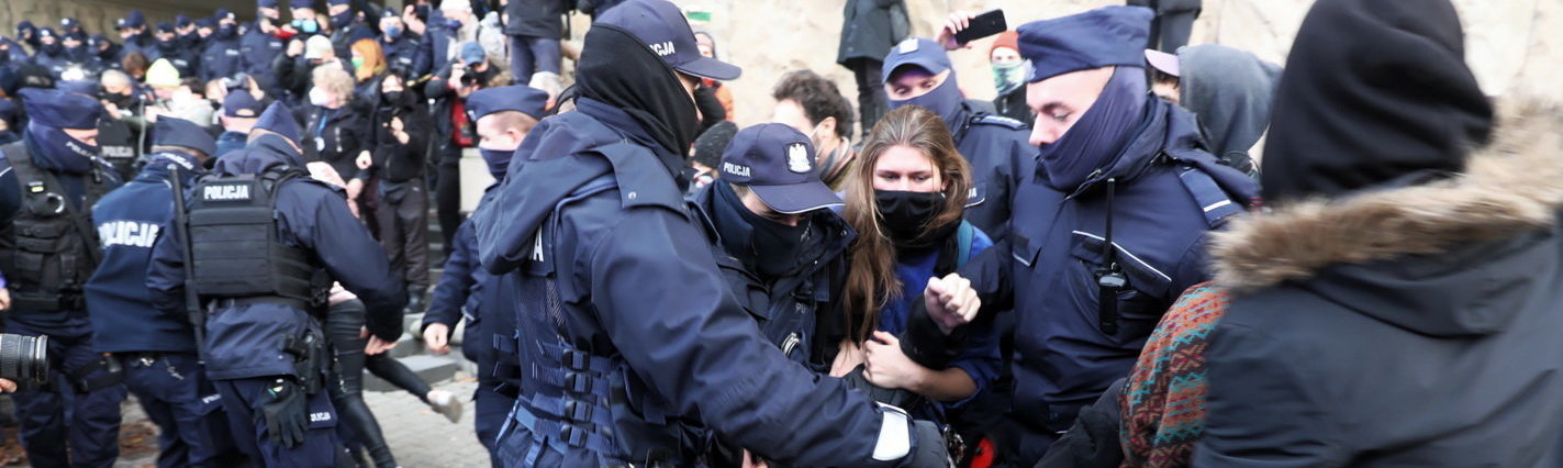 Zdjęcie do postu: W praworządnym kraju tajniacy nie pałują kobiet