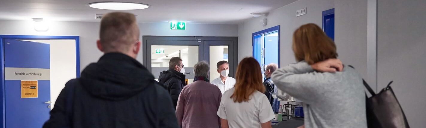 Zdjęcie do postu: Pominę tych kmiotków w kolejce do szczepień, uratuje swoje, machając ręką na ich życie