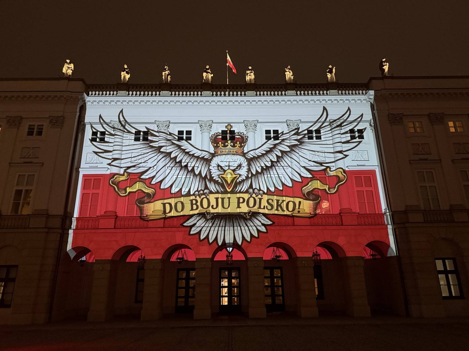 Oprawa, która nie została wpuszczona na mecz Polska-Holandia, została wyświetlona na&#8230; Pałacu Prezydenckim