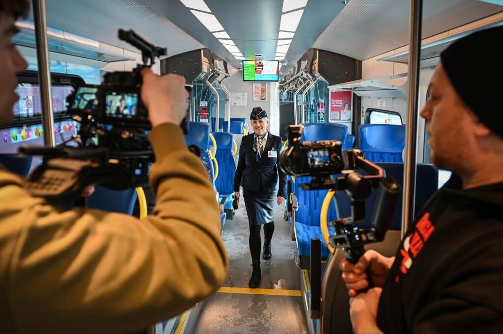 Małe gesty, większy komfort – savoir vivre w pociągach Kolei Śląskich