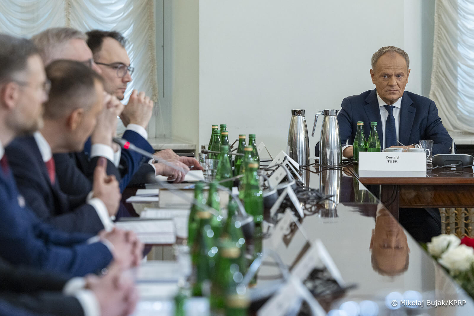 Nawrocki będzie się zastanawiał, czy podpisać program SAFE. Premier: jest konieczny