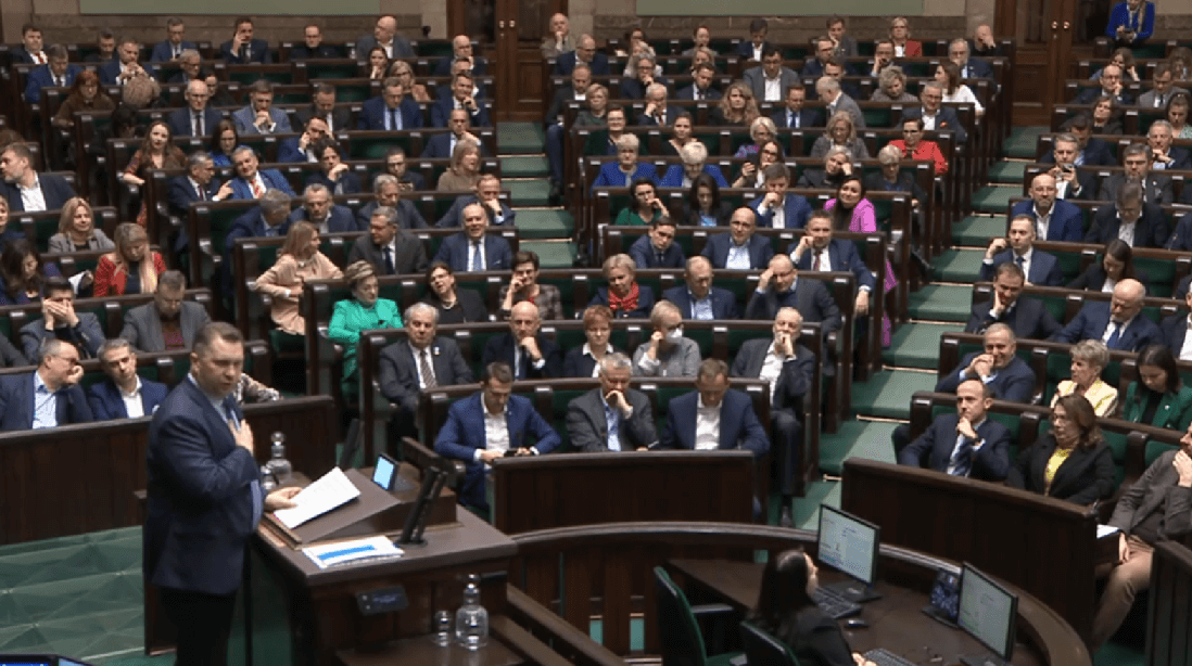 Sondaż. PiS traci, partia Brauna ze wzrostem