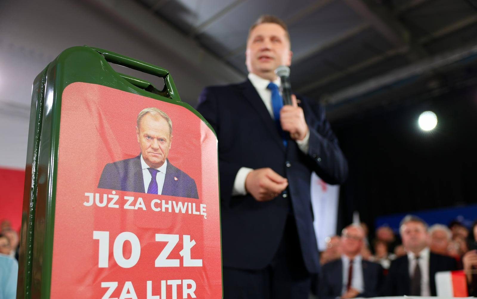 Przemysław Czarnek pokazuje pusty kanister z wizerunkiem Donalda Tuska. „Rząd łupi Polaków”