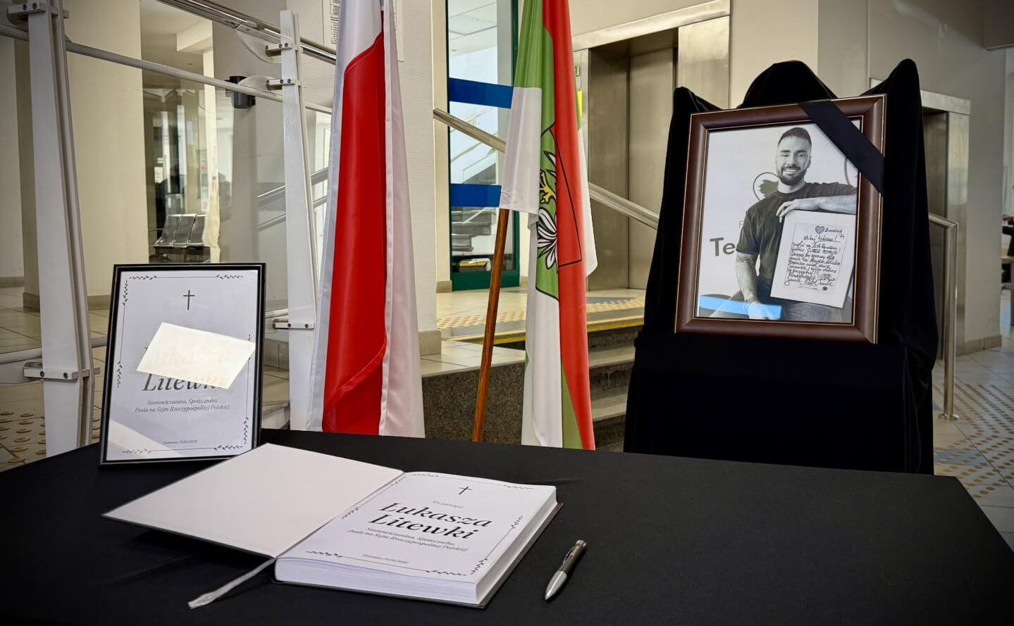 W Sosnowcu flagi opuszczone do połowy masztu po śmierci Łukasza Litewki