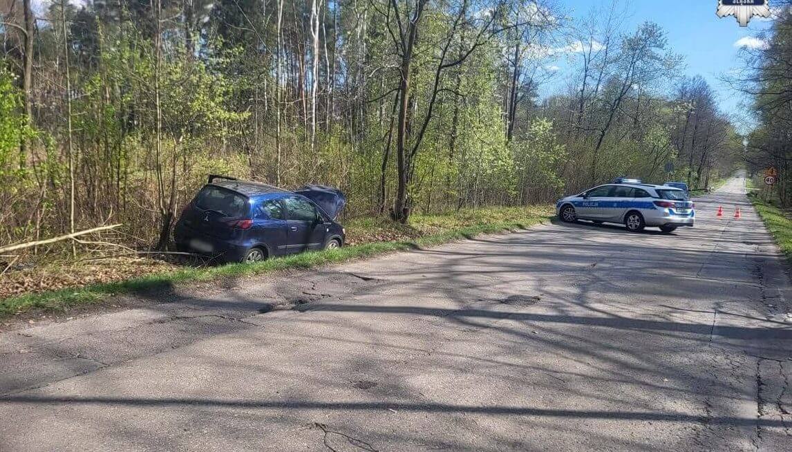 Pusta droga i tylko jedno auto. Ludzie nie wierzą, że to był wypadek. Prokuratura podaje szczegóły śmierci posła Łukasza Litewki