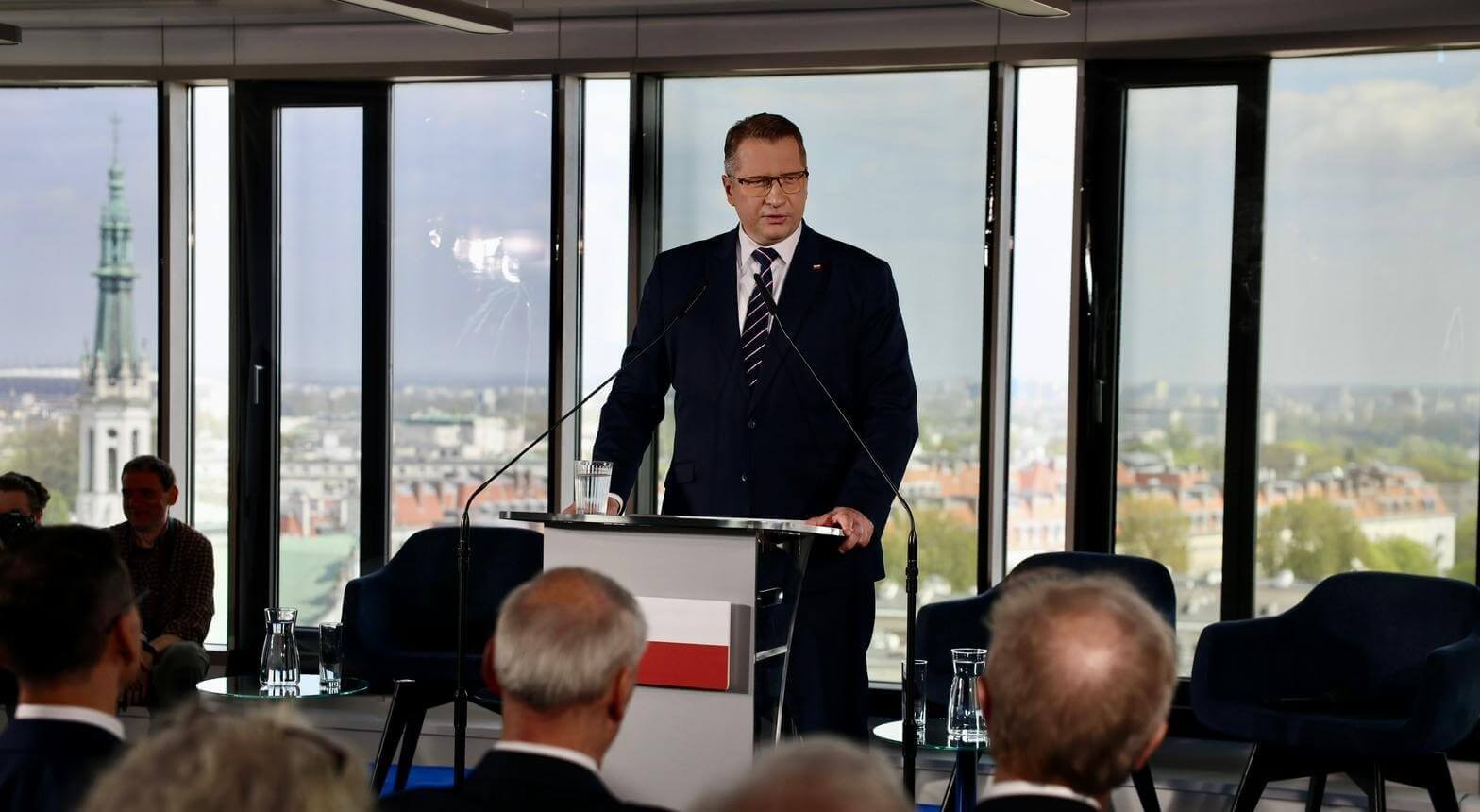 Czarnek mówi o gospodarce podczas konferencji programowej. Notowania PiS rosną