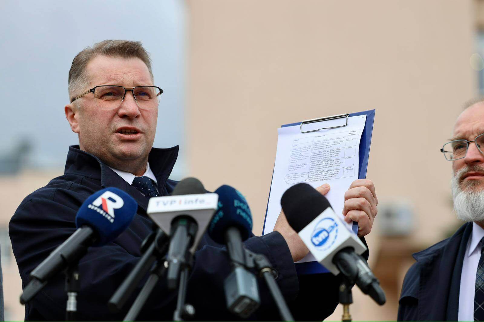 Tusk notuje największą różnicę, Czarnek usiłuje go „zgasić”