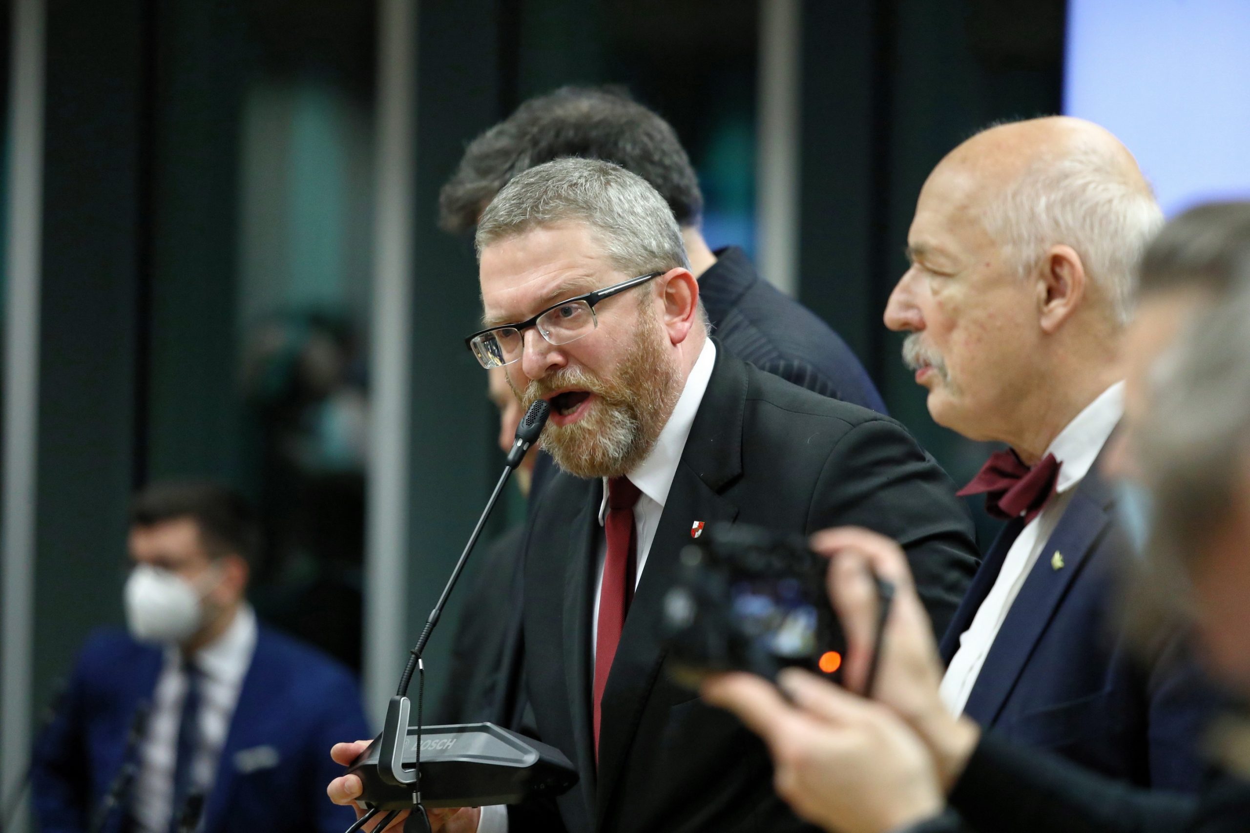 Sondaż: PiS za Konfederacją i Koroną! Liderem pozostaje KO