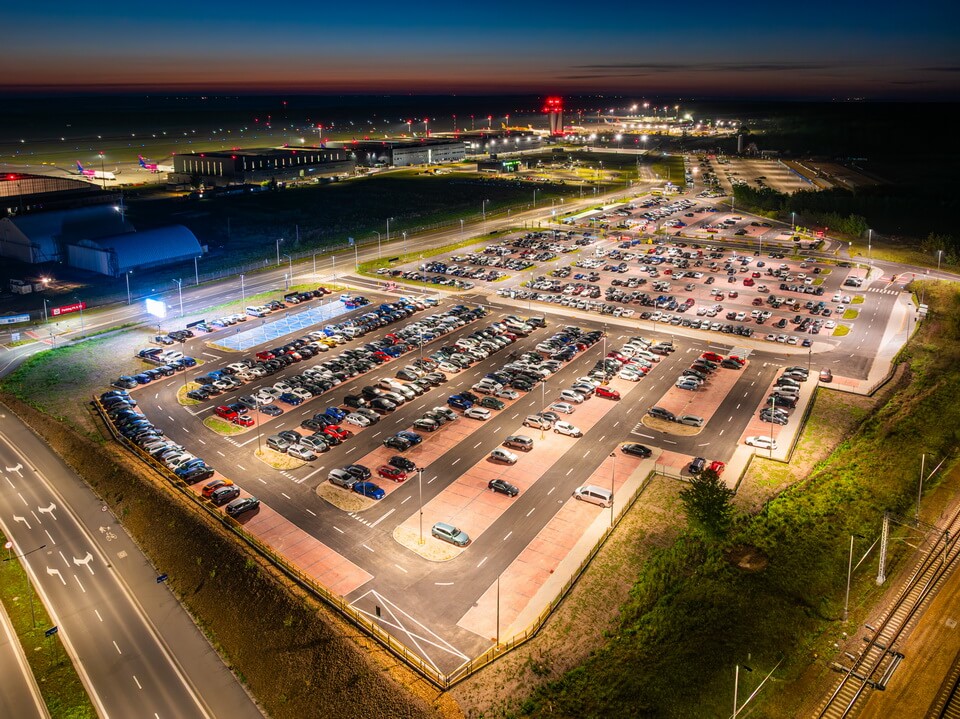 Lecisz z Katowice Airport? Sprawdź lotniskowe parkingi. To się opłaca!