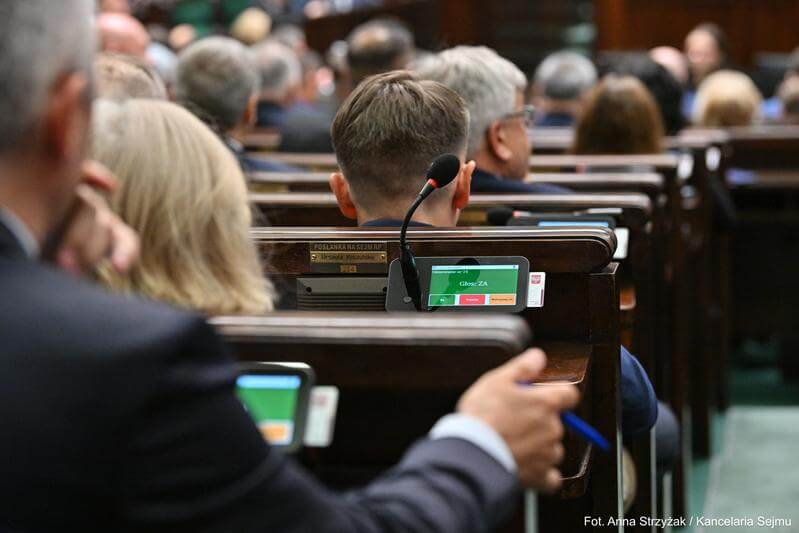 Sondaż. Różnica między największymi partiami wynosi 7,8 pkt proc.