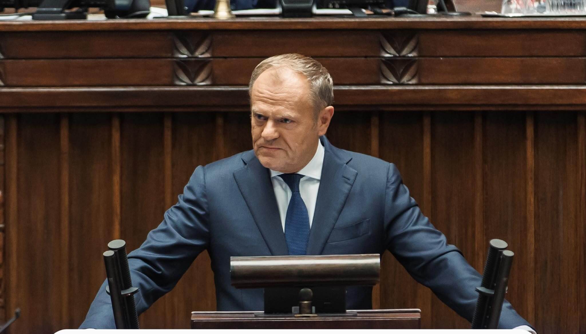 Tusk: tylko idioci albo zdrajcy! Premier atakuje PiS i Konfederacje. Obie. Odpowiedź? Ostra